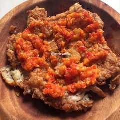 รูปของ Ayam geprek sambal korek