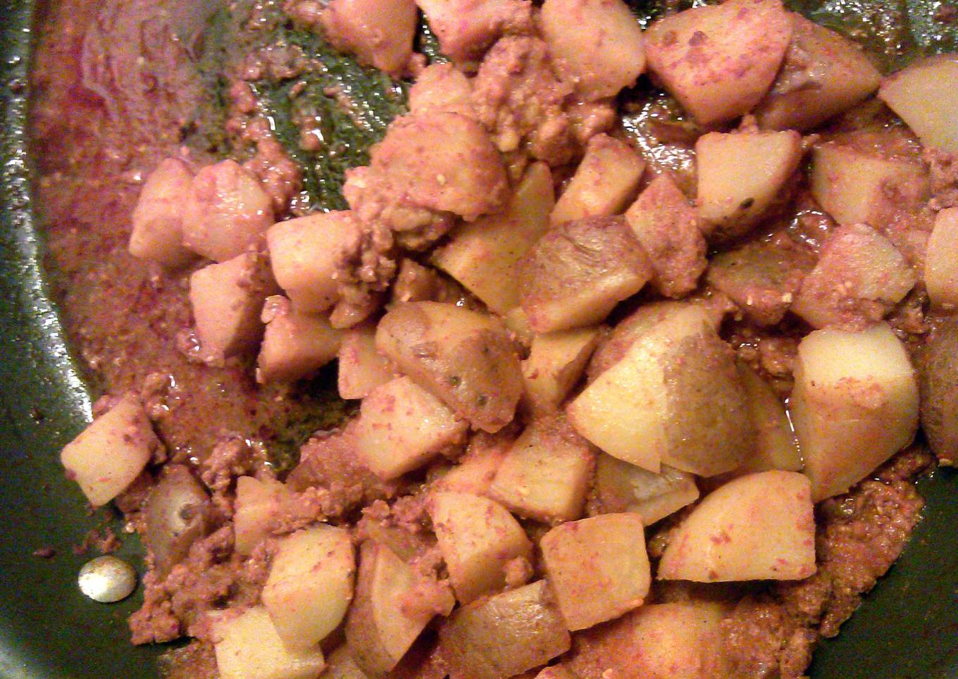 papas y longanesa con salsa