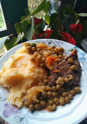 Una foto de 🥕Arvejado de carne 🥩 con puré 🥔