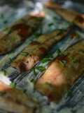 Lomos de sardinas ahumadas en cama de hummus y toque de salsa picante