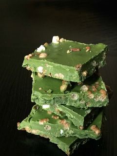 Una foto de Chocolate de té Matcha con Genmai