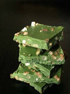 Una foto de Chocolate de té Matcha con Genmai