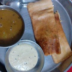 A picture of Dosa with Sambar.
