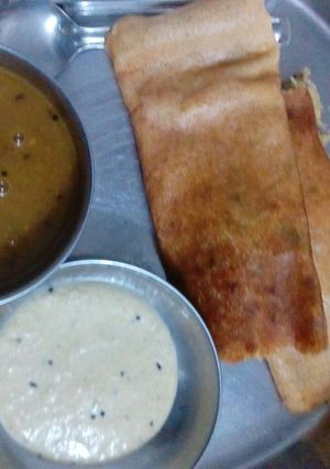 A picture of Dosa with Sambar.