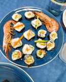 Sushi e gamberi arrostiti