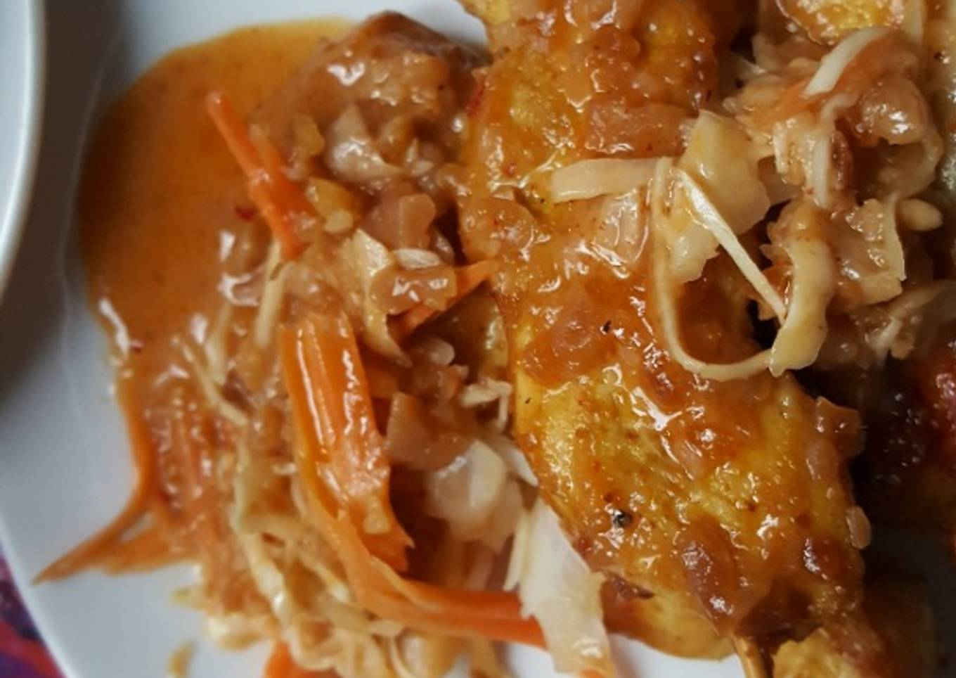 Pinchos de pollo en nido de repollo con zanahoria