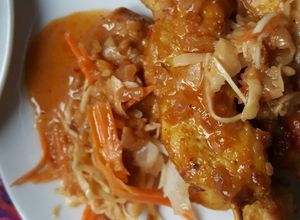 Una foto de Pinchos de pollo en nido de repollo con zanahoria