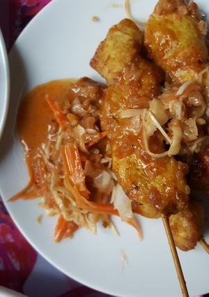 Una foto de Pinchos de pollo en nido de repollo con zanahoria