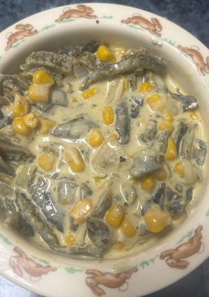 Una foto de Rajitas poblanas con crema y queso