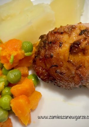 Zdjęcie przepisu Pieczona pierś z kurczaka z kością w marynacie z sosem sojowym.