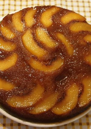 Una foto de Torta invertida de duraznos