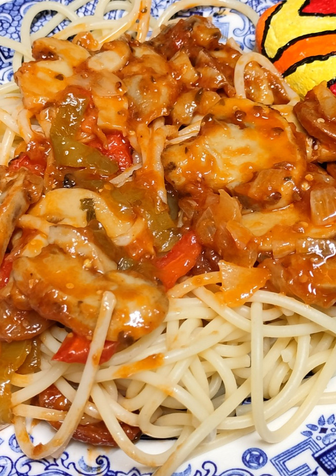 Una foto de Espaguetis con pimientos y champiñones