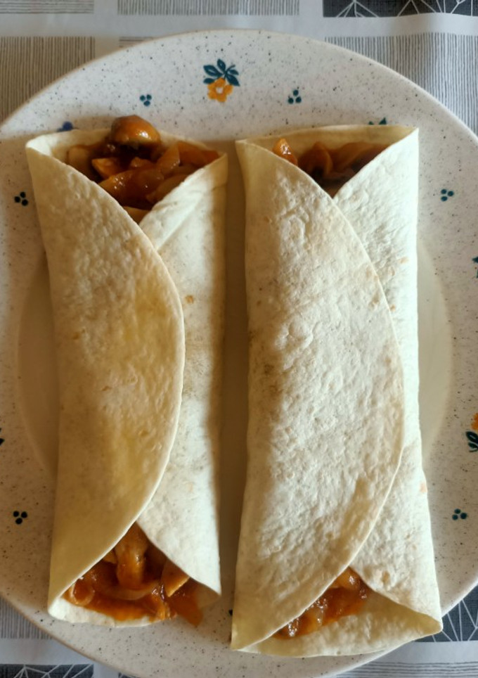 Una foto de Burritos de pollo y champiñones