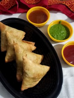 આલુ મટર સમોસા (Aloo Matar Samosa Recipe In Gujarati) રેસીપી મુખ્ય ફોટો