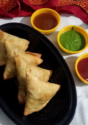 આલુ મટર સમોસા (Aloo Matar Samosa Recipe In Gujarati) રેસીપી મુખ્ય ફોટો