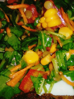 Una foto de Ensalada de rúcula, choclo, tomate, zanahoria y lentejas