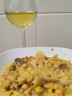 Una foto de Garbanzos al curry con gambones y salmón sobre leche de coco