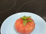 Una foto de tomates rellenos frio