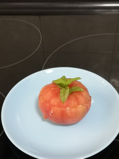 Una foto de Tomate relleno de mousse de atún, más un extra
