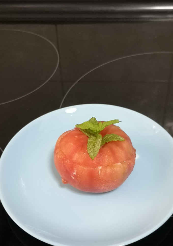 Una foto de Tomate relleno de mousse de atún, más un extra