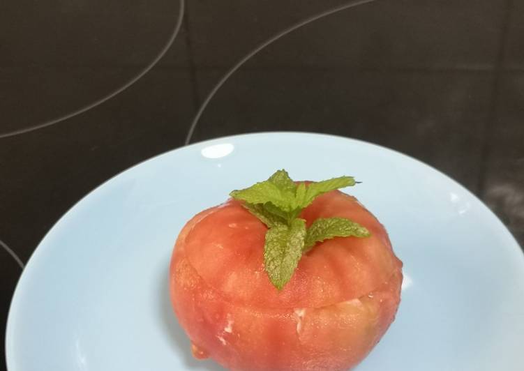 Tomate relleno de mousse de atún, más un extra