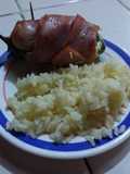 Chiles horneados rellenos de queso y envueltos en tocino