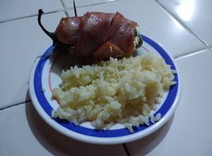 Una foto de Chiles horneados rellenos de queso y envueltos en tocino