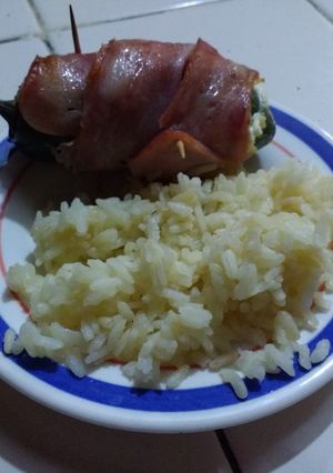 Una foto de Chiles horneados rellenos de queso y envueltos en tocino
