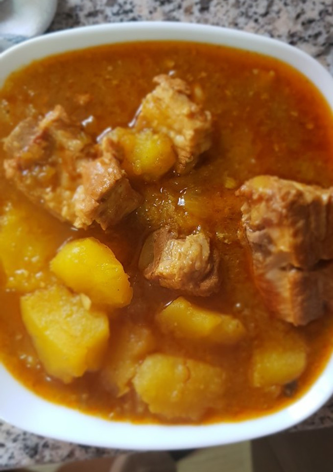 Una foto de Patatas guisadas con costilla ibérica Olla GM D