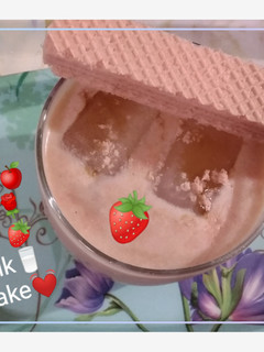 ஆப்பிள் ரோஸ் பெர்ரி மில்க் ஷேக்🍓 செய்முறை முக்கிய புகைப்படம்