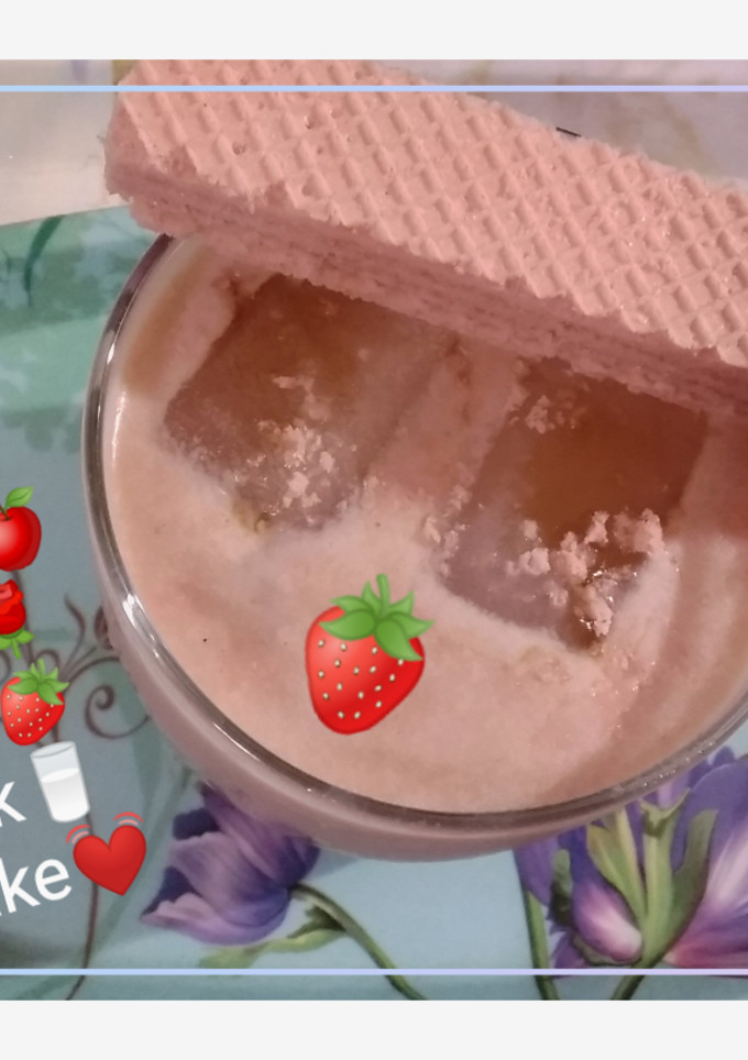 ஆப்பிள் ரோஸ் பெர்ரி மில்க் ஷேக்🍓 செய்முறை முக்கிய புகைப்படம்
