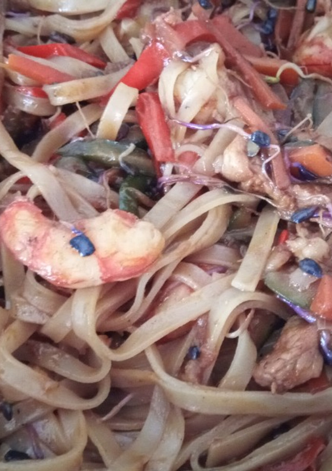 Una foto de Wok de tallarines de arroz con gambones, secreto Ibérico y verduritas a la mantequilla