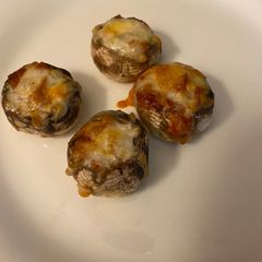 A picture of Stuffed pizza mushrooms.