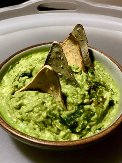 Una foto de Guacamole con chile poblano y pacanas