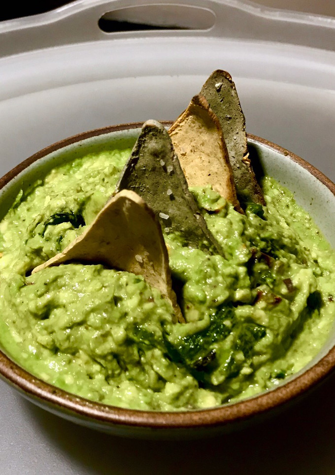 Una foto de Guacamole con chile poblano y pacanas