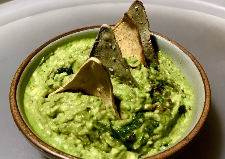 Guacamole con chile poblano y pacanas