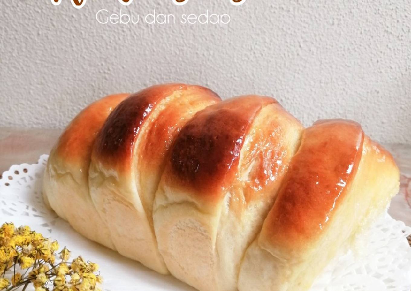 Roti manis dengan susu kental manis