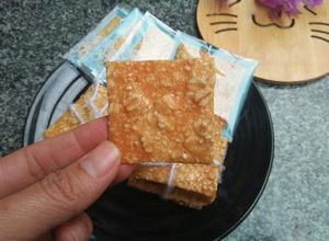 Hình của món Bánh ngói mè trắng yến mạch.