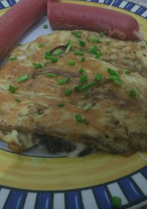 Una foto de Omelette con queso y cebolla morada