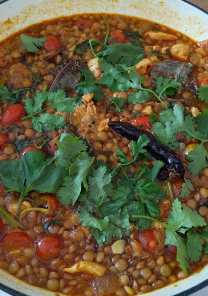 Una foto de Lentejas masala con pollo