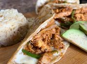 Una foto de fajitas de pollo con limon