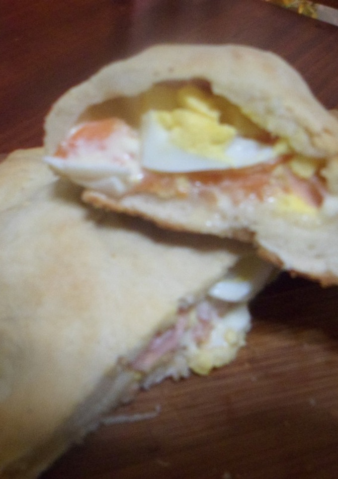 Una foto de Calzone o pizza rellena