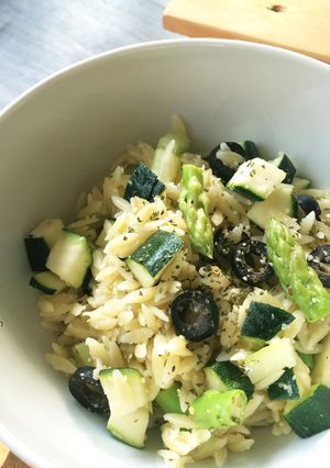 A picture of 3F Kitchen - Spring Asparagus and Zucchini Orzo Salad / Vegan.