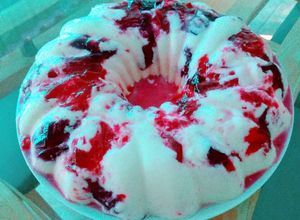 Una foto de Postre gelatina guanábana, uva y 🍒 cerezas