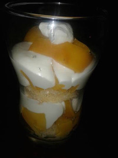 Una foto de Postre en vasos con duraznos!