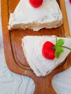 Vanilla cake with whipped cream frosting ainihin hoton girkin