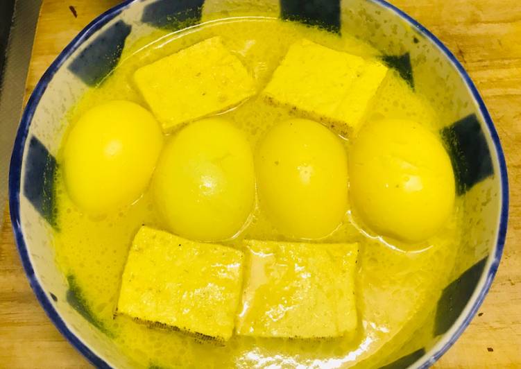 Bagaimana Menyiapkan Opor Kuning Tahu Telur, Sempurna