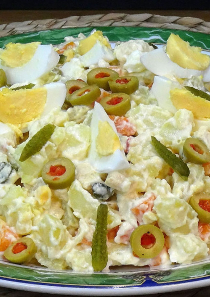 Una foto de Ensaladilla de patatas con pollo y mayonesa sin huevo (Lactonesa)