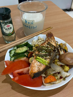 今天想吃點什麼🤔?不然來一鍋煎鮭魚好了😂! 的食譜成品照片