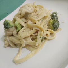 A picture of Fettuccini alfredo with chicken.